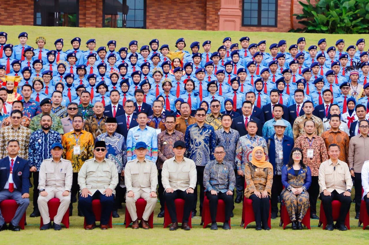 FOTO BERSAMA: Presiden Prabowo Subianto bersama jajaran dan Gubernur Jatim Khofifah Indar Parawansa H di SMA Taruna Nusantara Malang.
