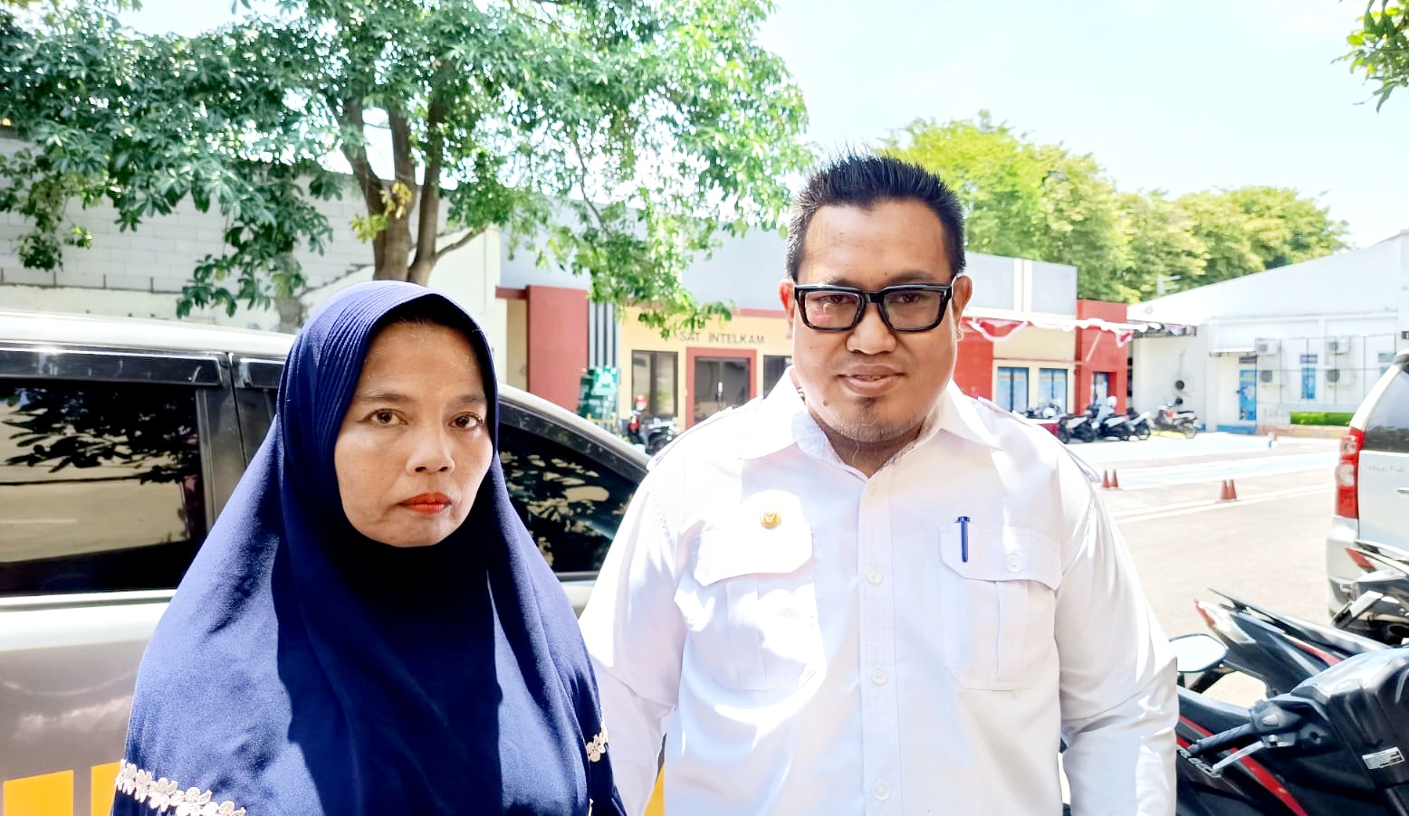 MEMINTA KEADILAN: Korban Sumini didampingi kuasa hukumnya mendatangi Polres Bangkalan, Selasa (16/9/2025). (ZEINAL ABIDIN/JPRM)