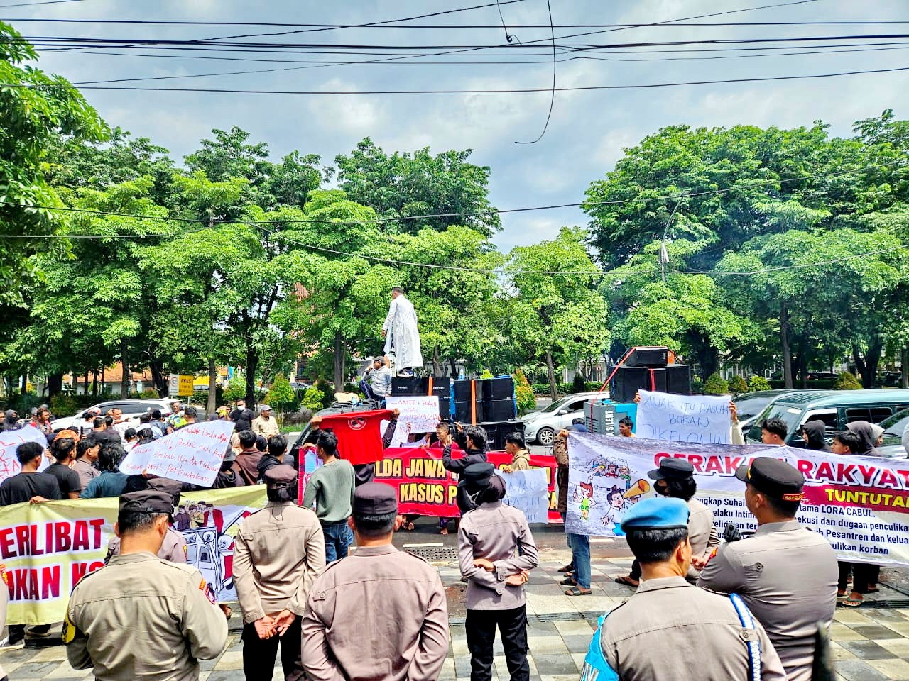 MINTA KEADILAN: Ratusan warga yang tergabung dalam Aliansi Gerakan Rakyat Pro Keadilan melakukan aksi demonstrasi di depan Mapolda Jatim Rabu (14/1). (MUTMAINNAH UNTUK JPRM)