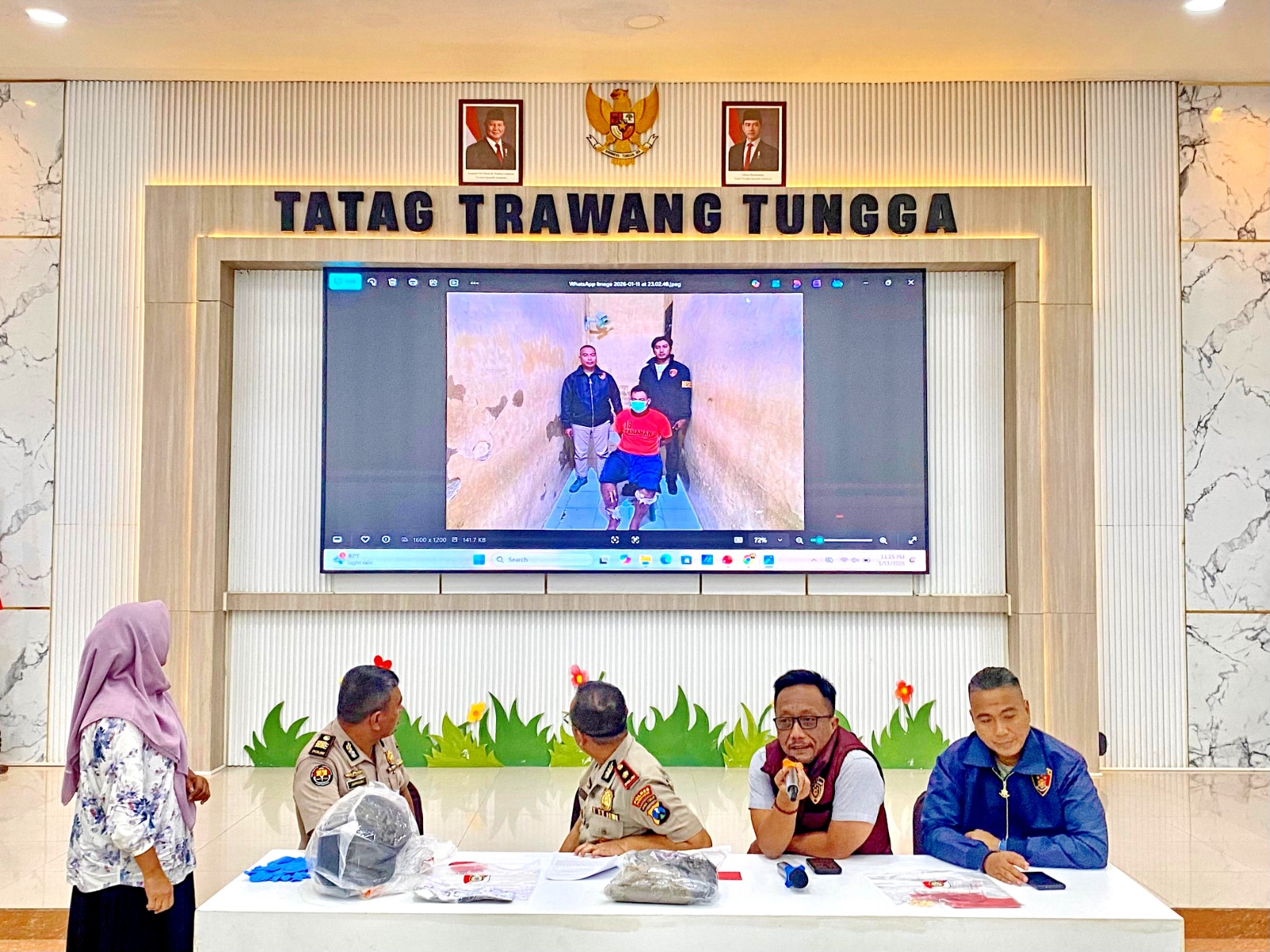 TEGAS: Polisi menunjukkan foto pelaku dalam konferensi pers di Gedung Tatag Trawang Tungga Polres Pamekasan, Senin (12/1). (MOH. IQBAL AFGANI/JPRM)