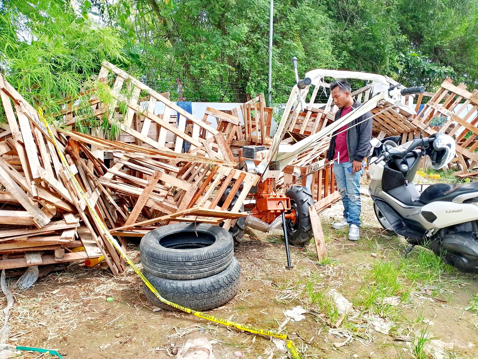 RAIB: Warga berada di sekitar kerangka mesin hand tractor yang diparkir di halaman belakang kantor Disperta KP Sampang Rabu (14/1). (UBAIDILLAHIR RAIE/JPRM)