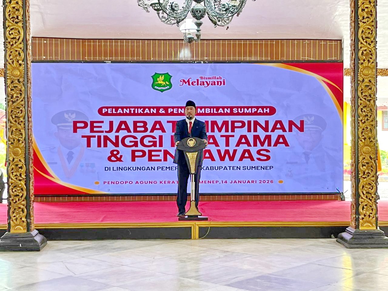 BERWIBAWA: Bupati Achmad Fauzi Wongsojudo menyampaikan sambutan dalam pelantikan dan pengambilan sumpah pejabat pimpinan tinggi dan pengawas di Pendopo Keraton Sumenep Rabu (14/1). (MOH. IQBAL/JPRM)