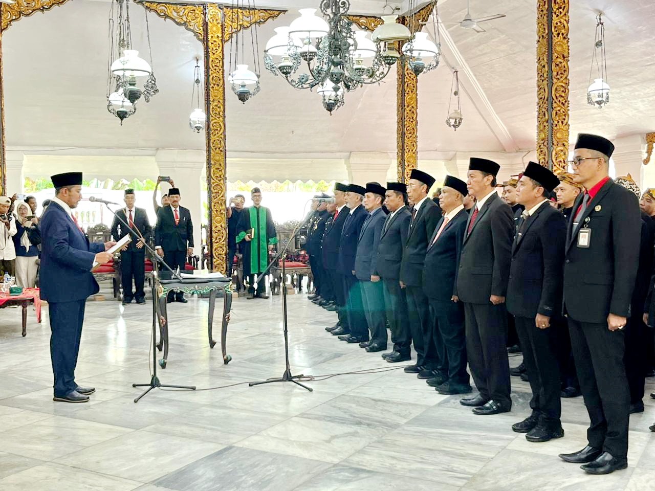 BERLANGSUNG LANCAR: Bupati Achmad Fauzi Wongsojudo memimpin prosesi pelantikan dan pengambilan sumpah pejabat pimpinan tinggi dan pengawas di Pendopo Keraton Sumenep Rabu (14/1). (MOH. IQBAL/JPRM)