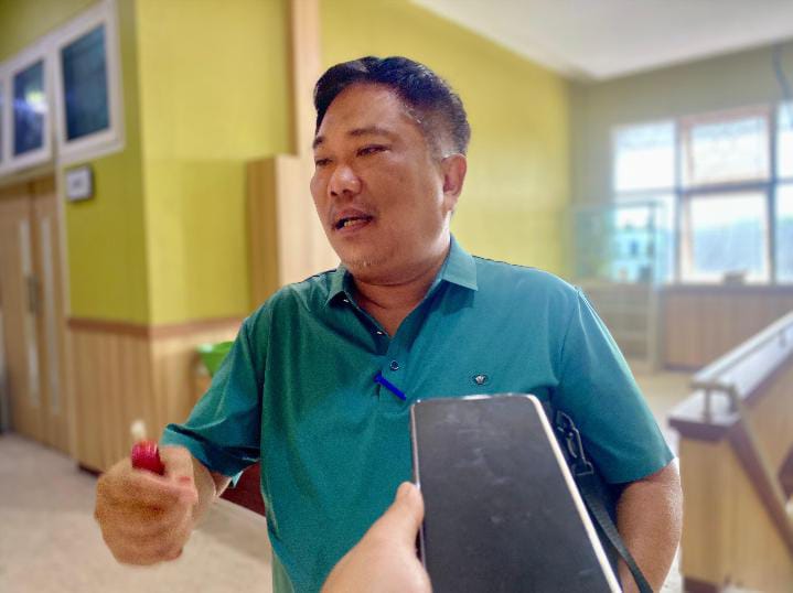 BERI PENJELASAN: Kepala Dinsos Pamekasan Herman Hidayat memberikan keterangan usai rapat koordinasi bersama Komisi IV DPRD Pamekasan, Jumat (9/1).