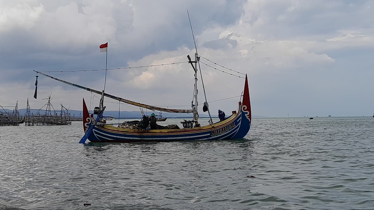 BERGELOMBANG: Sampan milik nelayan bersandar di pesisir Pantai Talang Siring, Pamekasan, Rabu (14/1).