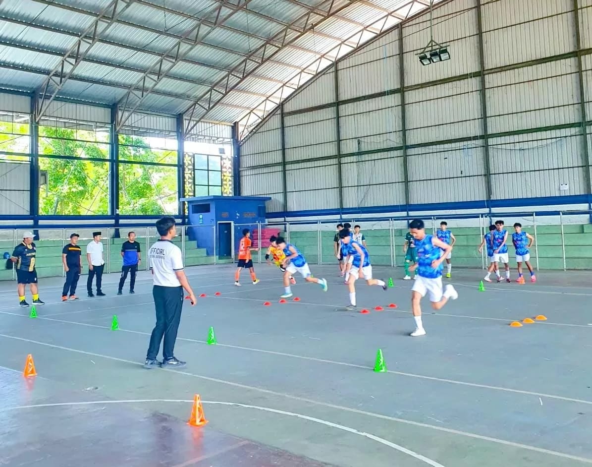 PENUH SEMANGAT: Pemain Afkab Sampang melakukan latihan di GOR Indoor Sampang, Minggu (6/7/2025).