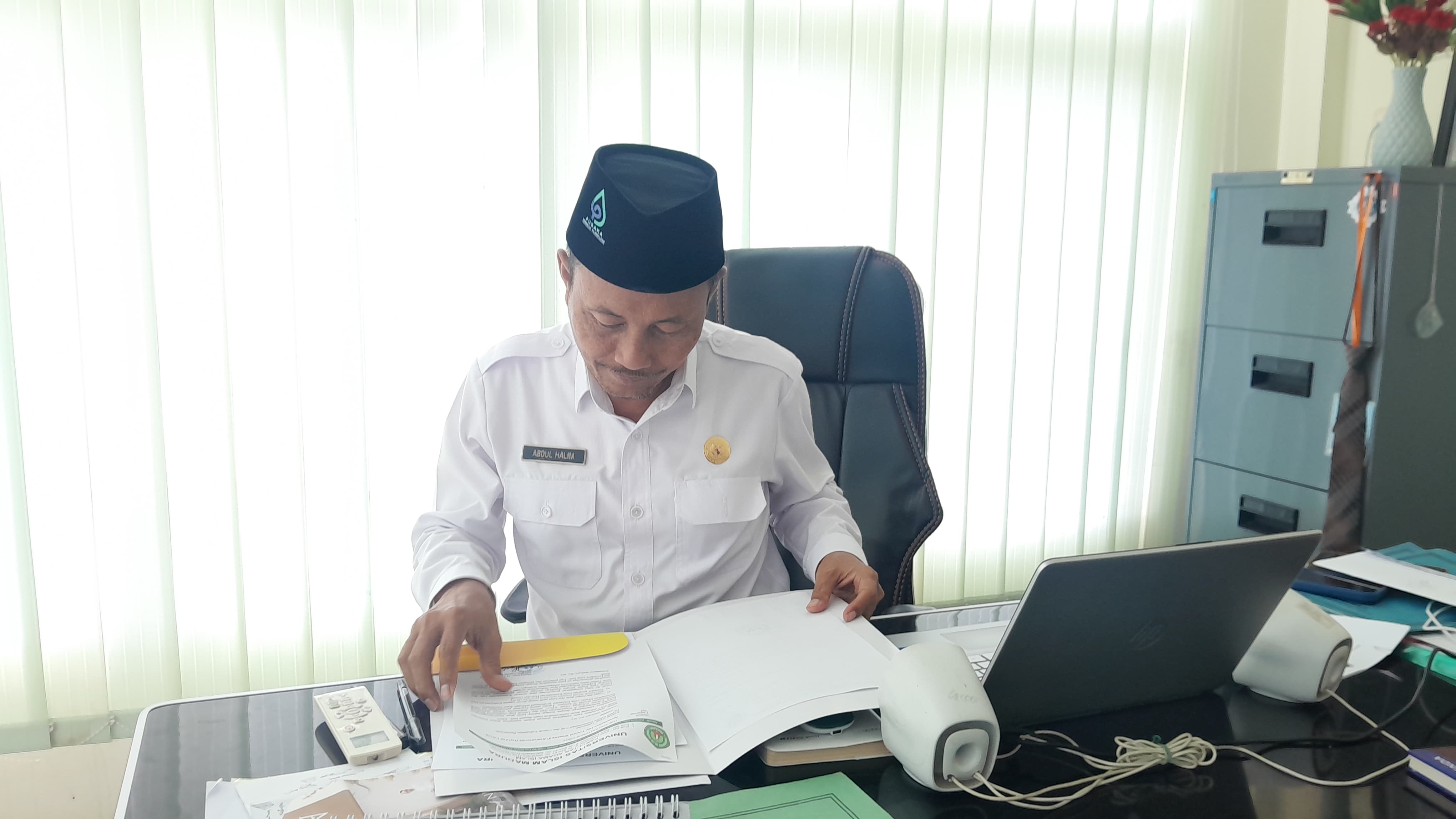 MENGECEK: Kepala KHU Pamekasan Abdul Halim saat ditemui di kantornya, Selasa (13/1).
