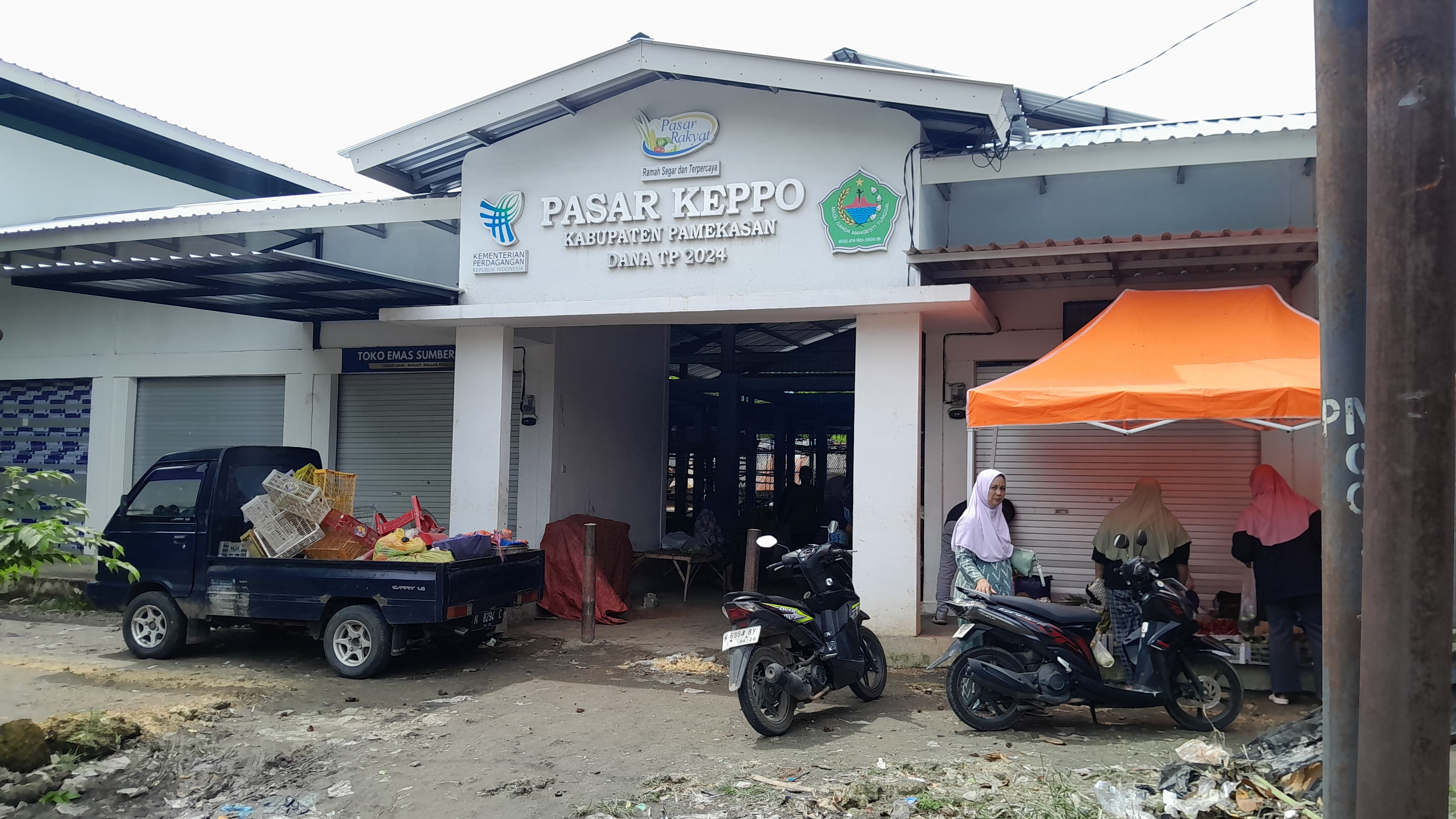SEPI: Pedagang Pasar Keppo Pamekasan sedang menurunkan barang dagangannya, Rabu (14/1).