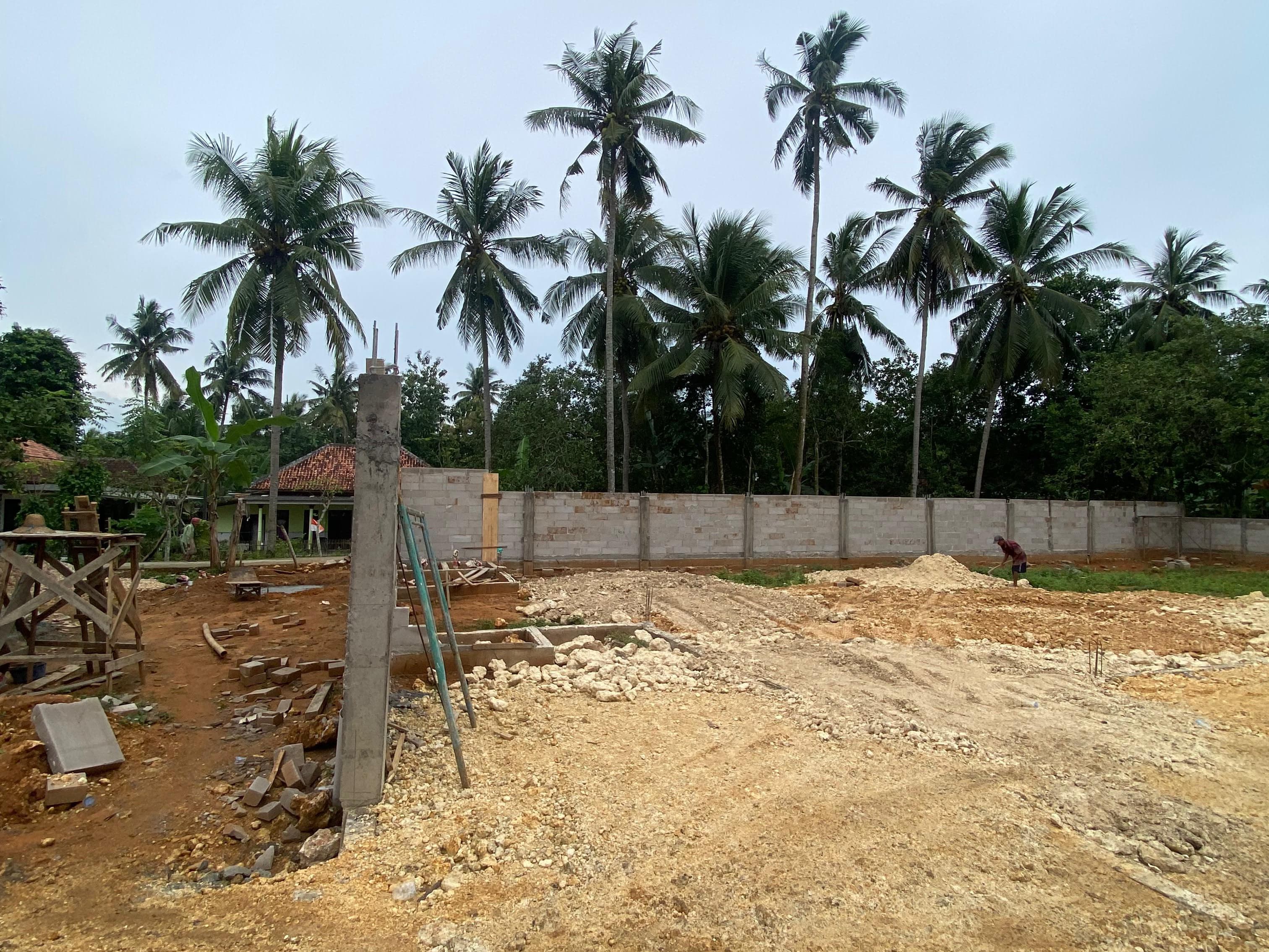 PROGRES: Pekerja tengah mengerjakan pembangunan gerai KDMP di Desa Lanjuk, Kecamatan Manding, Sumenep, Kamis (1/1)