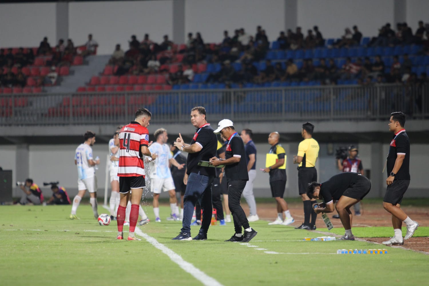 SERIUS: Carlos Parreira memberi instruksi kepada pemain Madura United di Stadion Gelora Madura Ratu Pamelingan (SGMRP) Pamekasan.