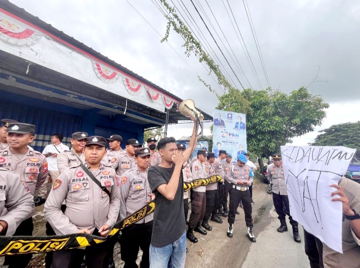ASPIRASI: Sejumlah aktivis mahasiswa menyampaikan aspirasi penolakan wacana pilkada tidak langsung di depan kantor PAN di Jalan Trunojoyo, Sumenep, Rabu (14). (MOH. LATIF/JPRM)