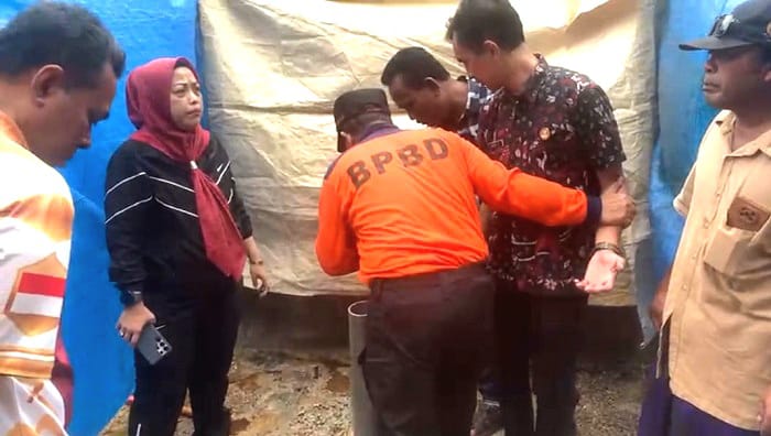 TINJAU LANGSUNG: Perwakilan Dinas ESDM Jatim dan Pemkab Bangkalan mengecek sumur bor di Desa Panyaksagan, Kecamatan Klampis, Rabu (14/1). (DLH UNTUK JPRM)