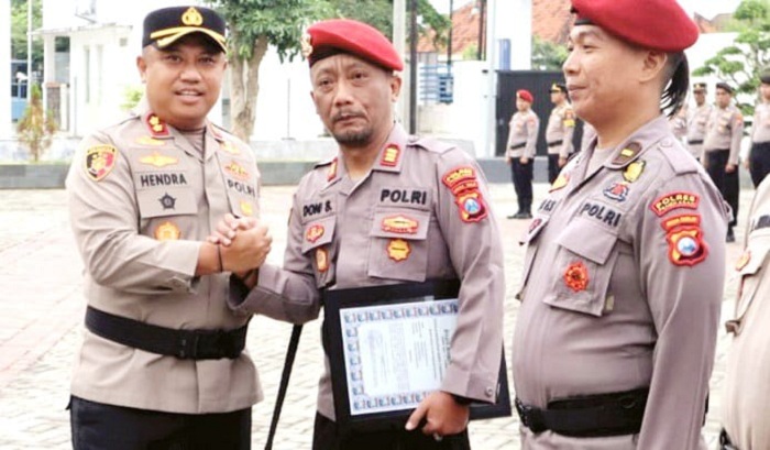 PRESTASI: Kapolres Pamekasan AKBP Hendra Eko Triyulianto memberikan piagam penghargaan kepada Kasatreskrim Polres Pamekasan AKP Doni Setiawan, Rabu (14/1). (POLRES PAMEKASAN UNTUK JPRM)