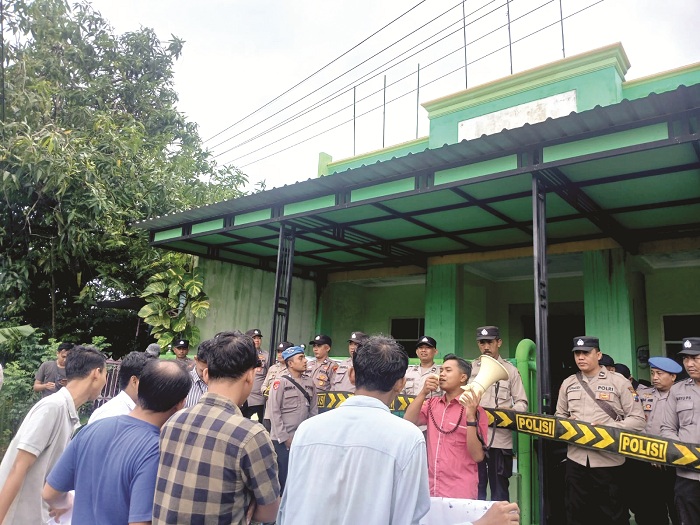 MENYUARAKAN: Sejumlah mahasiswa saat melakukan aksi di depan kantor PPP di Jalan Jokotole, Desa Gedungan, Batuan, Sumenep, kemarin. Setelah PAN dan Nasdem, mahasiswa geruduk PPP, PBB, dan PDIP.
