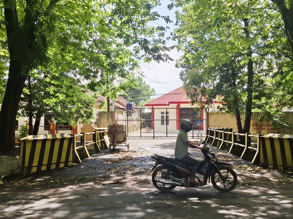 TAK DIFUNGSIKAN: Pengendara melintas di depan gedung yang dibangun melalui dana hibah Pemkab Sumenep, di Jalan Urip Sumoharjo, Pabian, Kecamatan Kota Sumenep, Rabu (14/1).