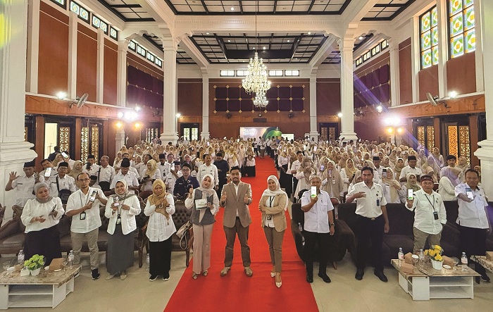 KOMPAK: Peserta seminar berfoto bersama di aula kantor Bakorwil IV Pamekasan, Rabu (14/1). (PEGADAIAN UNTUK JPRM)