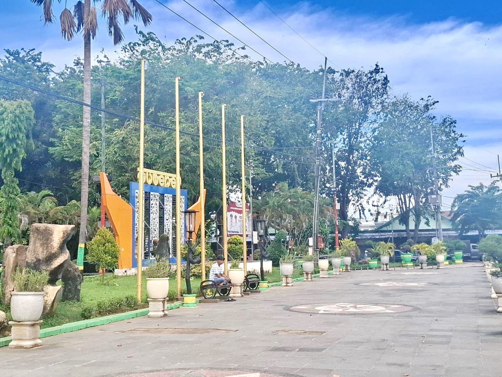 RUANG TERBUKA: Warga sedang beraktivitas di Bunga Pottre Koneng, Kelurahan Pajagalan, Kamis (15/1).