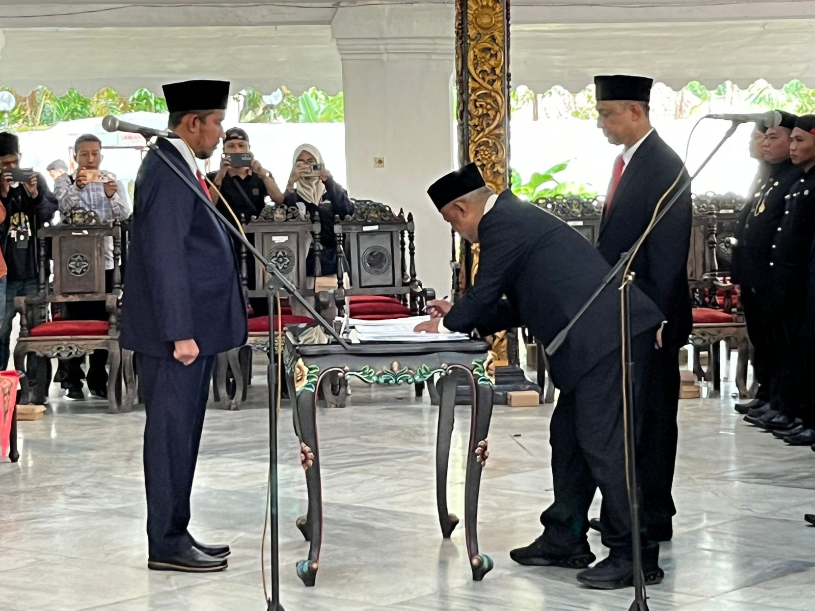 BERLANGSUNG LANCAR: Bupati Sumenep saat mengambil sumpah ASN di pelantikan dan pengambilan sumpah pejabat pimpinan tinggi pratama dan pengawas di Pendopo Keraton Sumenep, Rabu (14/1).