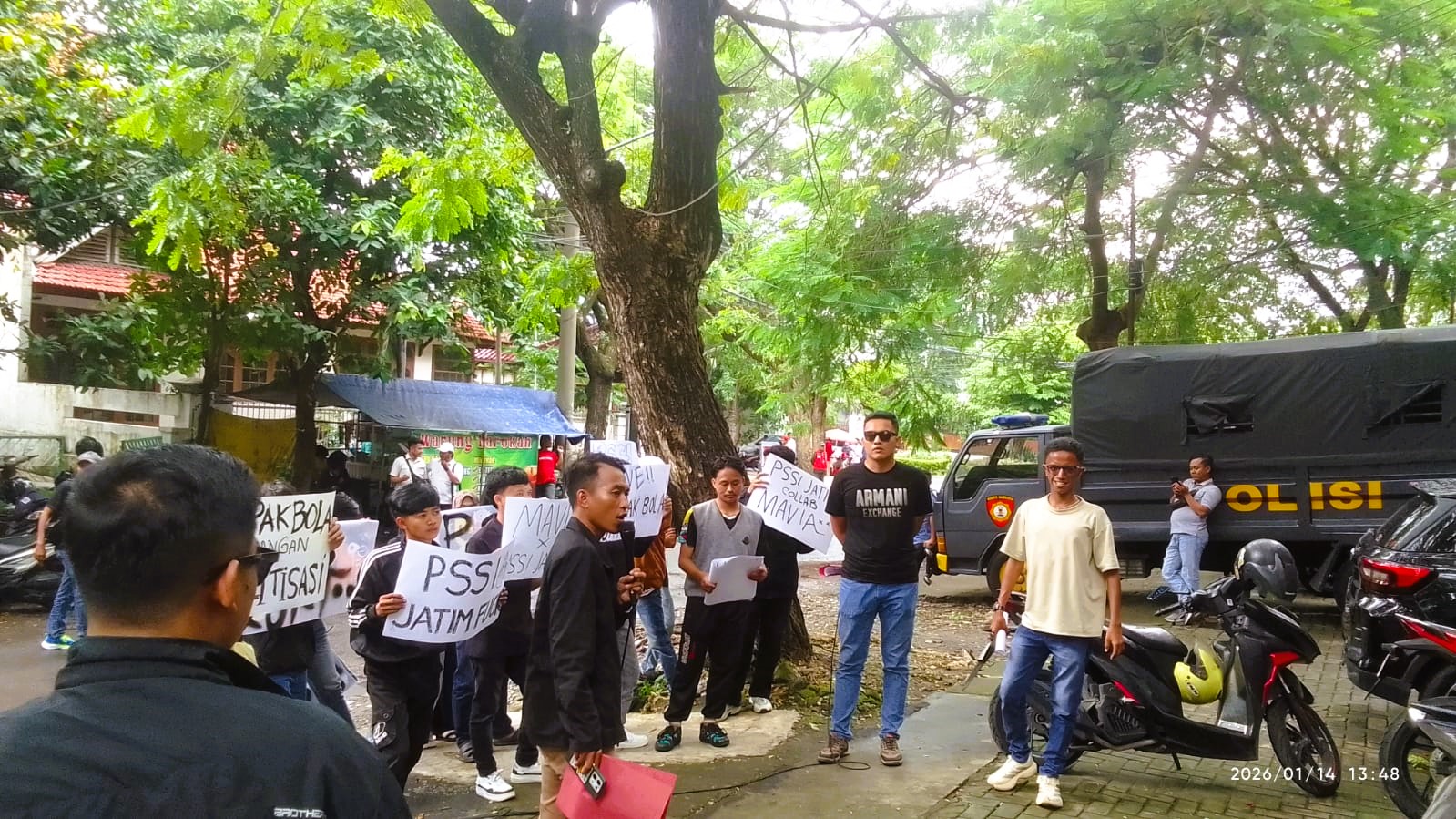 PROTES: Manajemen Persepam dan suporter mendatangi kantor PSSI Jawa Timur di Surabaya, Rabu (14/1).