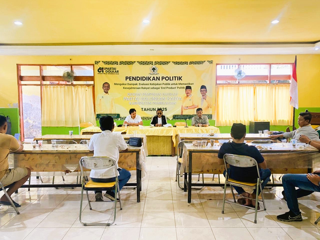 KISRUH: Kader Golkar berkumpul di aula kantor Kamis (15/1).