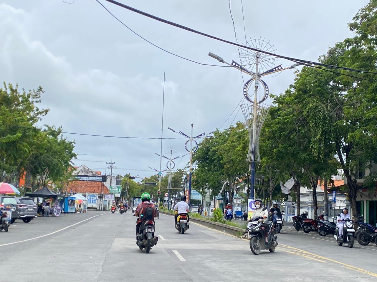 PENERANGAN: Pengendara motor melintas di Jalan KH Hasyim Ashari, Kamis (15/1).