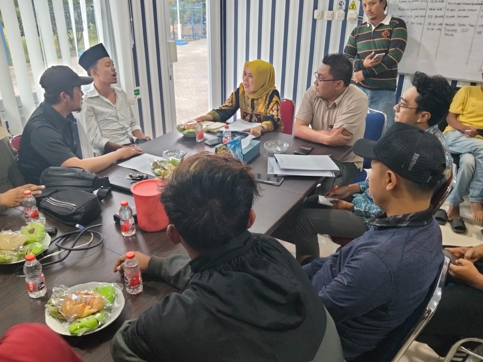 BERI PENJELASAN: Direktur Utama PT SSS Insiyatun didampingi Direktur Operasional Prasetyo LH menemui peserta audiensi di kantornya, Kamis (15/1).