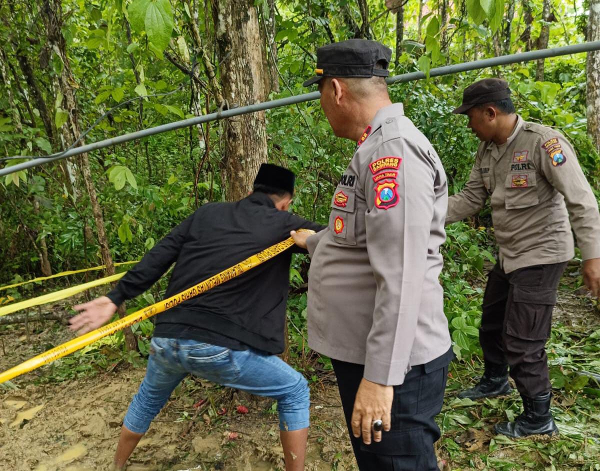 BERBAHAYA: Anggota Polsek Banyuates mengecek TKP sumur bor yang mengeluarkan gas di Desa Planggaran Timur, Kecamatan Banyuates, Sampang, Kamis (15/1).