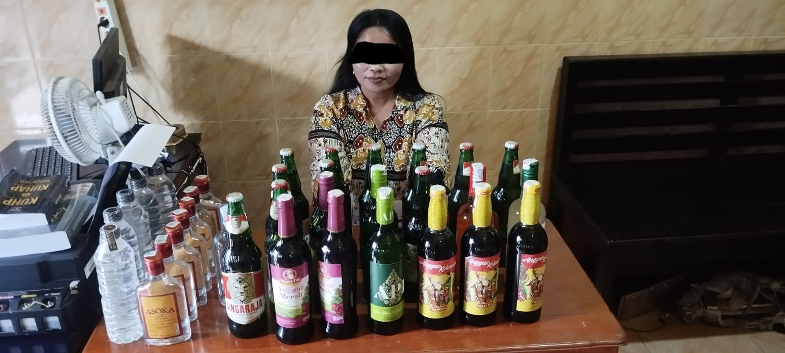 DIAMANKAN: Terduga pelaku saat diamankan di Polsek Kedungdung, Rabu (14/1).