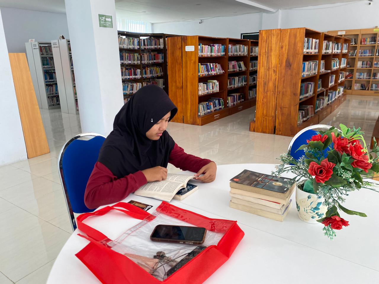 GUDANG ILMU: Pengunjung Perpusda Sampang membaca buku, Kamis (15/1).