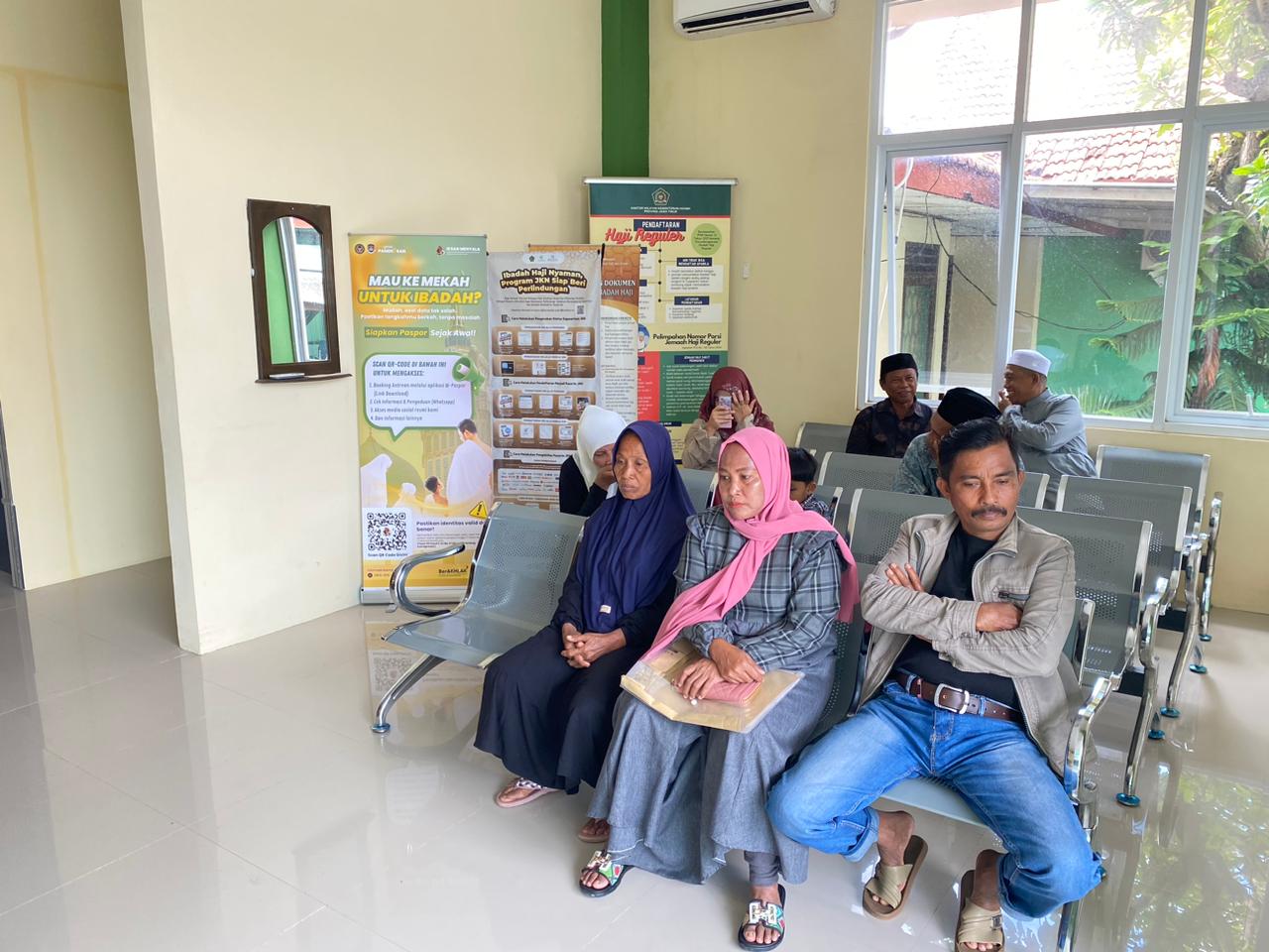 HAJI: Calon jemaah haji berada di kursi antrean kantor Kemenag Sampang, Senin (12/1).