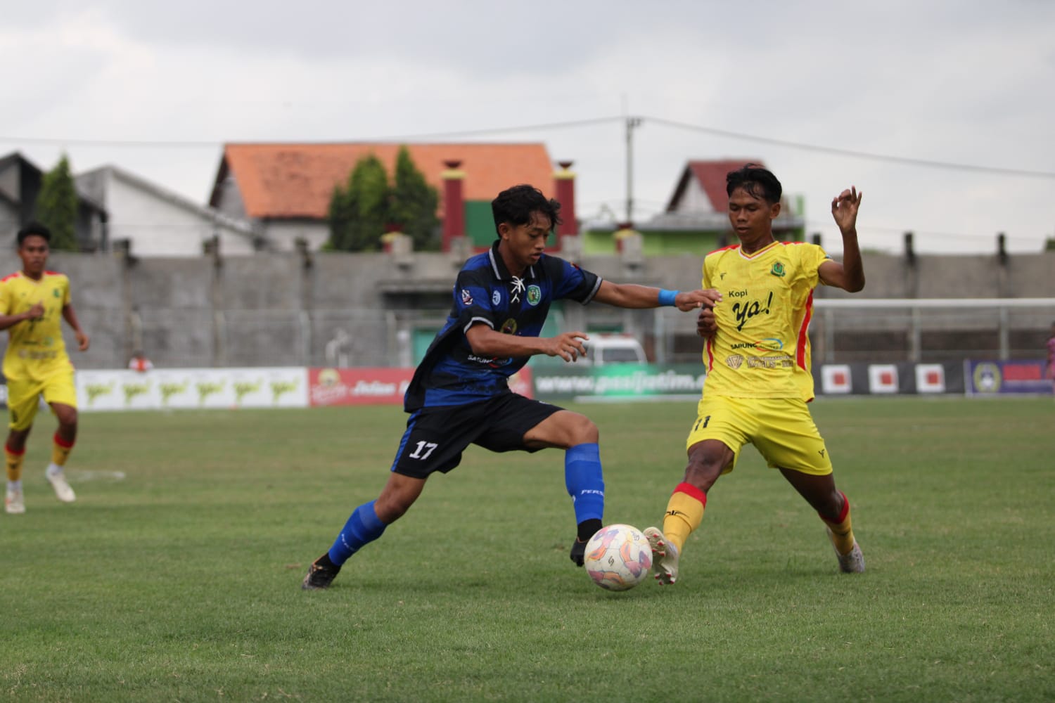 BERDUEL: Pemain Perseba Bangkalan saling berebut bola dengan pemain Putra Jaya saat bertanding di SGB, Jumat (9/1).