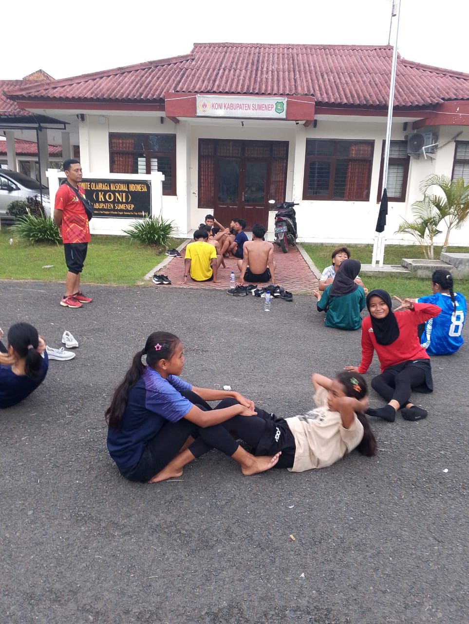 PERKUAT FISIK: Atlet atletik latihan di kawasan Stadion A. Yani Sumenep, Minggu (11/1).