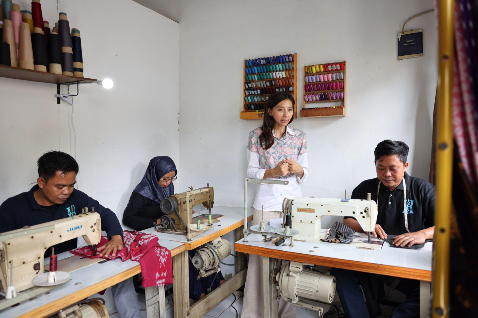BERDEDIKASI TINGGI: Kain Indonesia by Shifara, UMKM binaan BRI berhasil mengangkat batik kembali diminati di pasar nasional dan internasional.