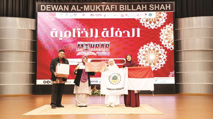 APRESIASI: Mamluatut Tartila berfoto bersama Prof Madya Dr Nurazan Mohmad Rouyan dan Dr Mohd Fauzi Abdul Hamid selaku dewan UniSZA usai penyerahan penghargaan Juara 1 Khitabah.