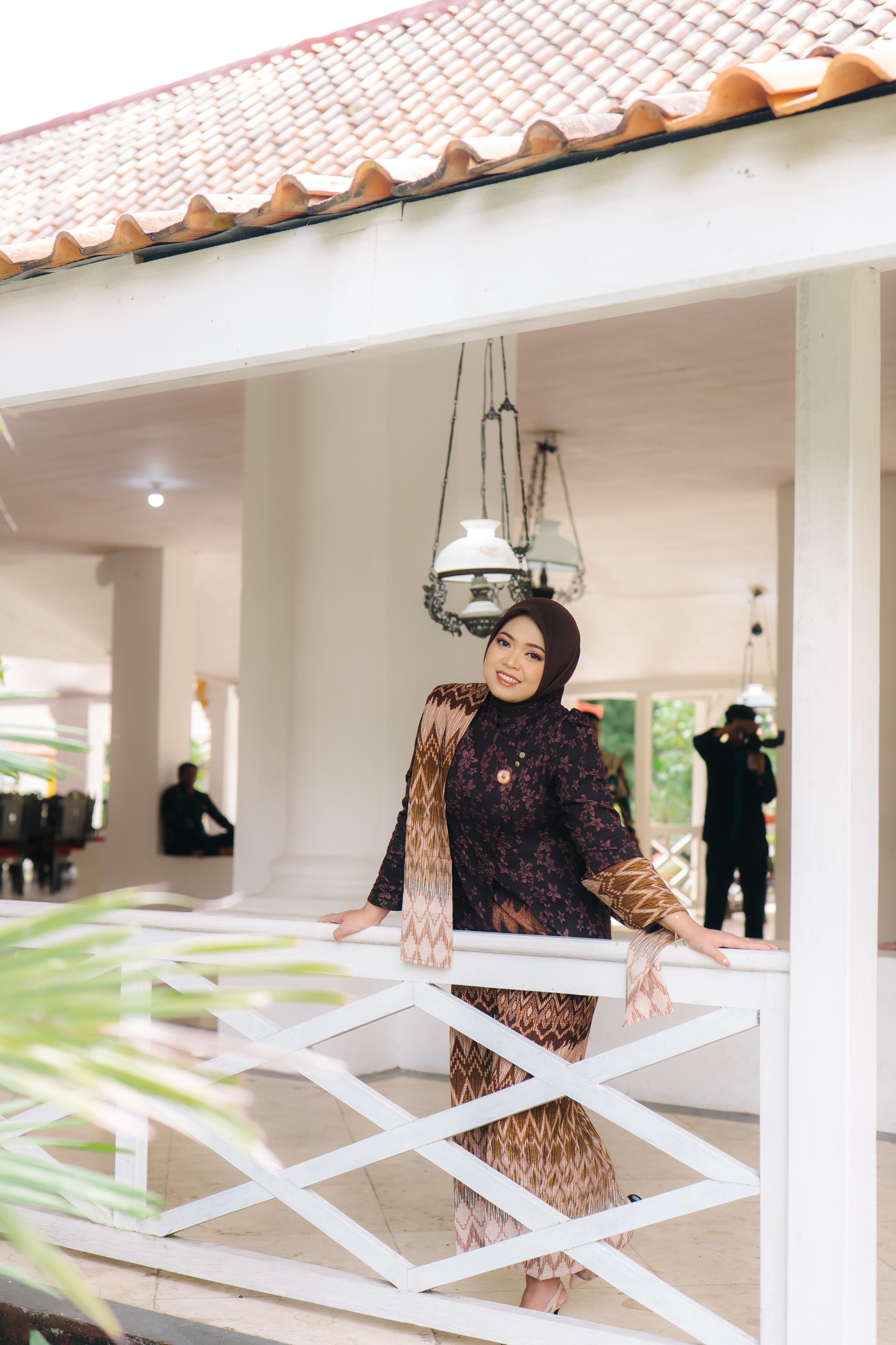 MENAWAN: Dina memakai baju tradisional keraton saat menghadiri sebuah acara di Kabupaten Sumenep.