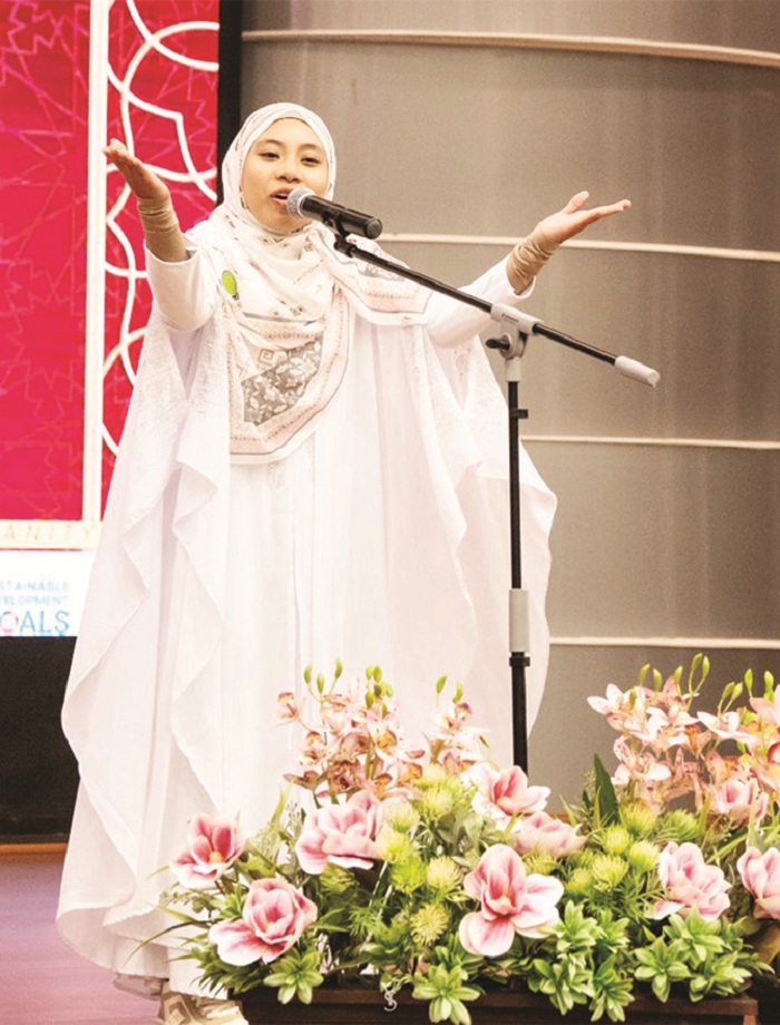 SANG JUARA: Penampilan Mamluatut Tartila dalam Final Lomba Khitabah International MIHRAB 2.0 di UniSZA pada 18 Desember 2025. (PERS PP ANNUQAYAH LUBANGSA PUTRI)