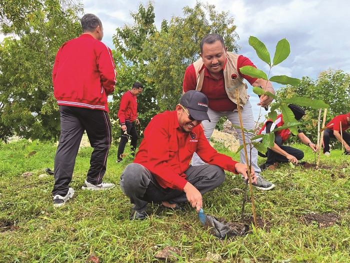 AKSI NYATA: Ketua DPC PDIP Sumenep Achmad Fauzi Wongsojudo bersama jajarannya menanam bibit pohon di tempat pembuangan akhir (TPA) Desa Torbang, Kecamatan Batuan, pada Jumat (16/1). (ANWAR UNTUK JPRM)