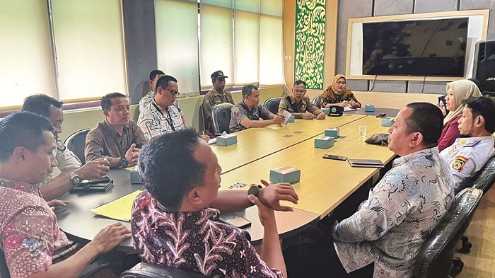 SEMAKIN MATANG: Manager Event JPRM Mohammad Sugianto beserta sejumlah instansi Pemkab Bangkalan menggelar rapat persiapan pelaksanaan bazar takjil Ramadan, Kamis (15/1). (MOHAMMAD SUGIANTO/JPRM)