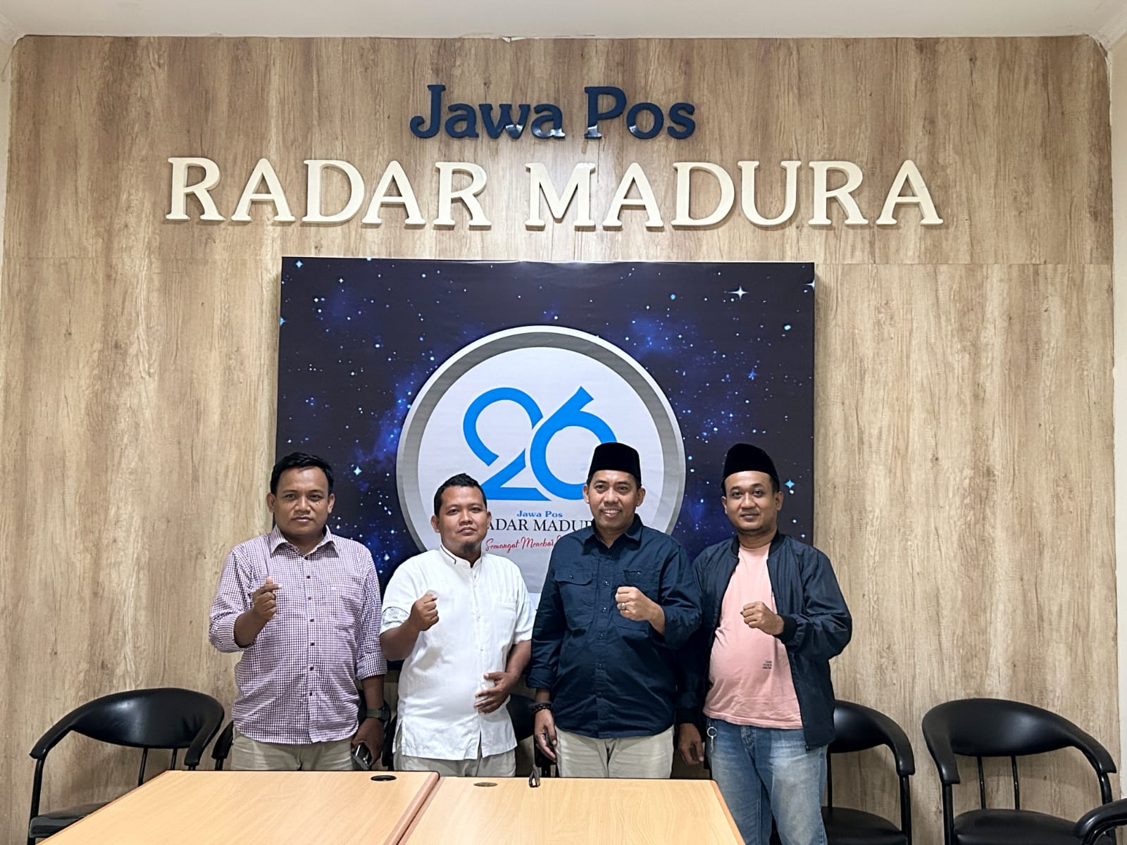 MITRA STRATEGIS: Dari kiri, Pemred JPRM , Manager Iklan JPRM, , Plh Ketua KPU Jatim , dan Korlip JPRM  berfoto bersama di kantor pusat JPRM, Jalan Soekarno-Hatta, Nomor 99, Bangkalan, Kamis (15/1).