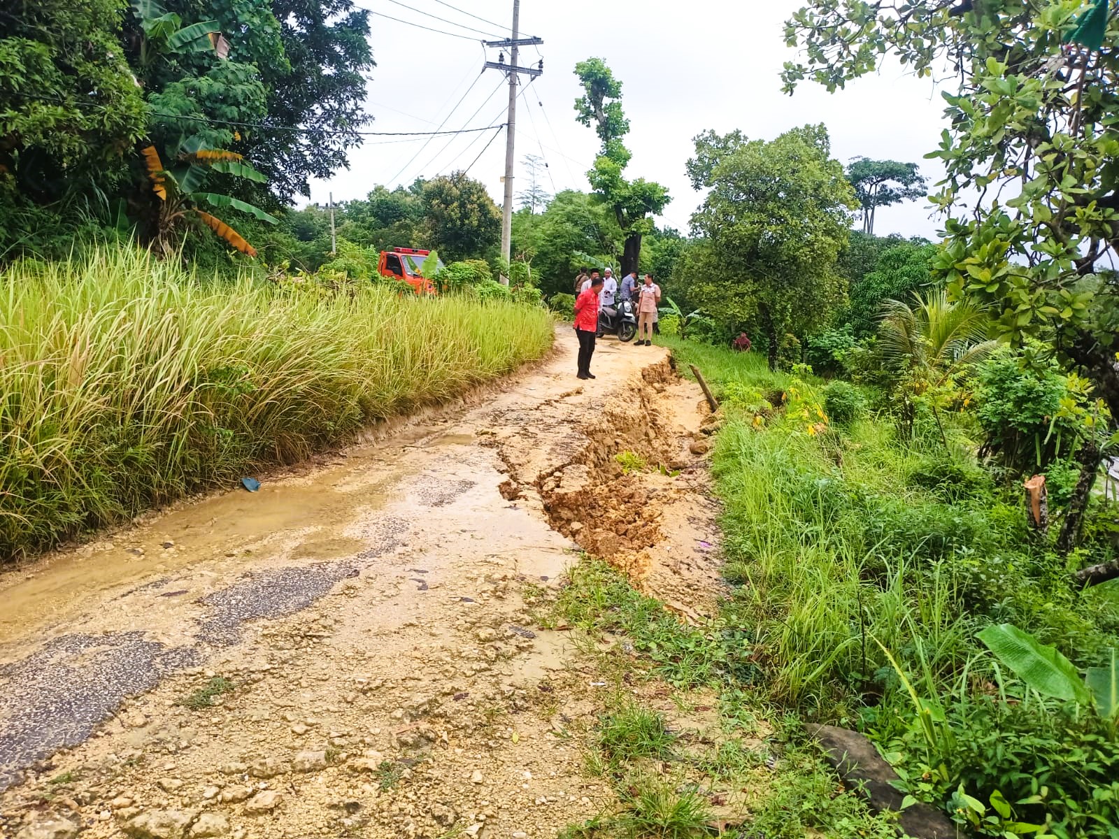 TAK BISA DILALUI: Petugas BPBD Sampang melakukan survei lokasi longsor di Desa Terosan, Kecamatan Banyuates, Sampang, Kamis (15/1).