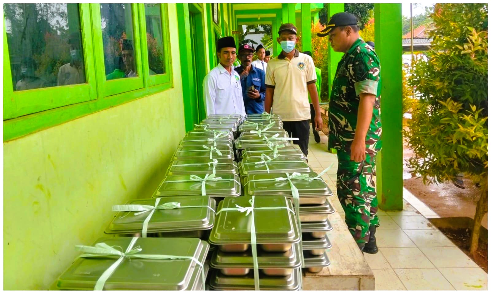 DITUMPUK: Menu makan brgizi gratis didistribusikan di salah satu sekolah di Kecamatan Rubaru, Sumenep, Senin (12/1)