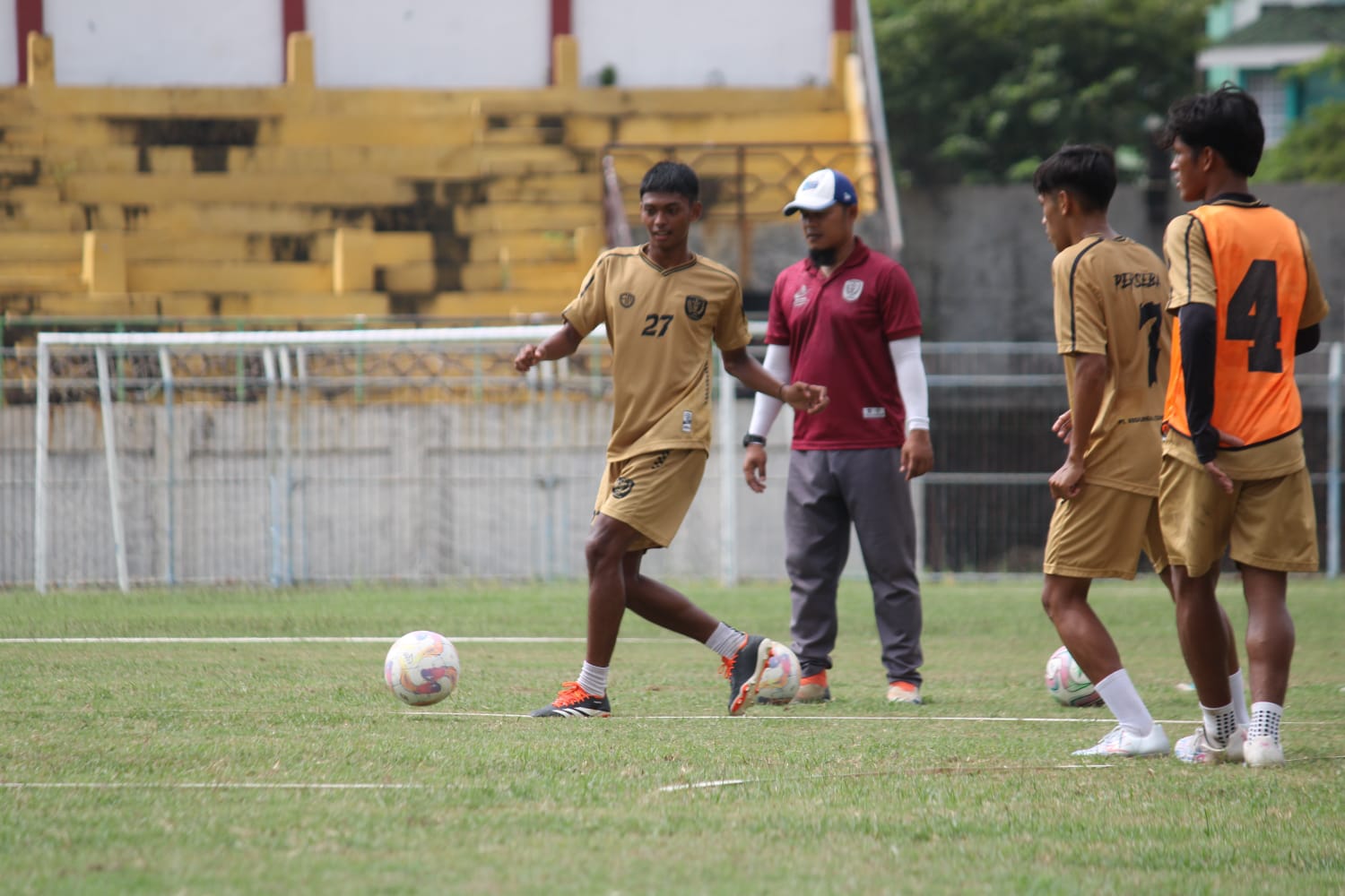 PERSIAPAN: Pemain Perseba Bangkalan melakukan latihan bersama di SGB, Jumat (15/1).
