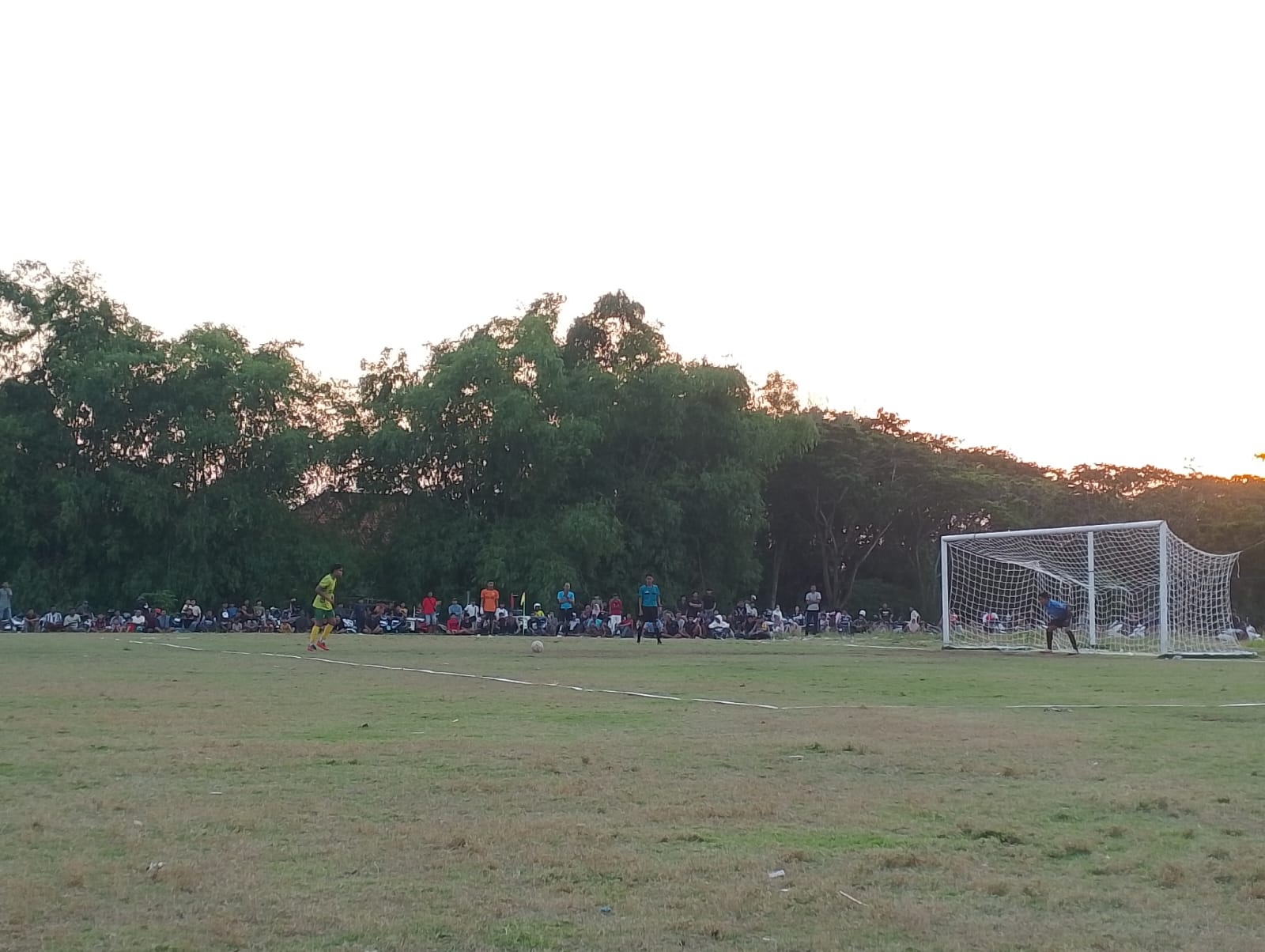 BUTUH KETANANGAN: Pemain klub Mitra KSK mengeksekusi tendangan penalti bertanding dalam kejuaraan U-17 di lapangan Sampang Sport Center (SSC), Rabu (17/12/2025).