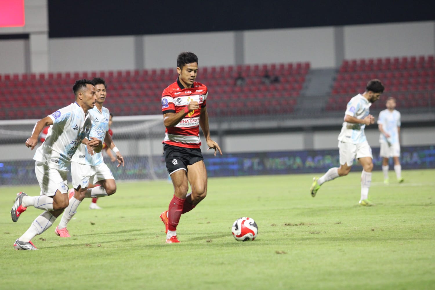 LIHAI: Pemain MU Aji Kusuma berusahan melewati pemain PSIM Jogja saat bertanding di SGRMP Pamekasan, Sabtu (10/1).