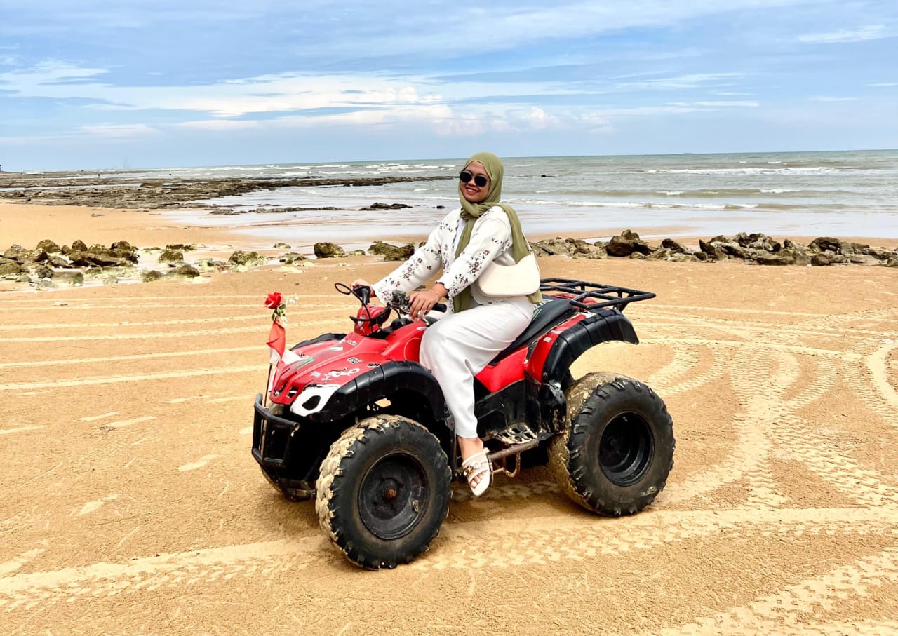 REFRESHING: Dina saat mengunjungi salah satu pantai di Pamekasan.