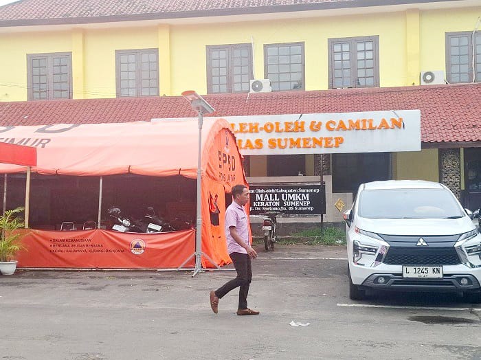 MEGAH: Masyarakat melintas di depan gedung Mal UMKM Keraton Sumenep di Jalan Dr Soetomo, Kecamatan Kota, Sabtu (17/1). (MOH. LATIF/JPRM)