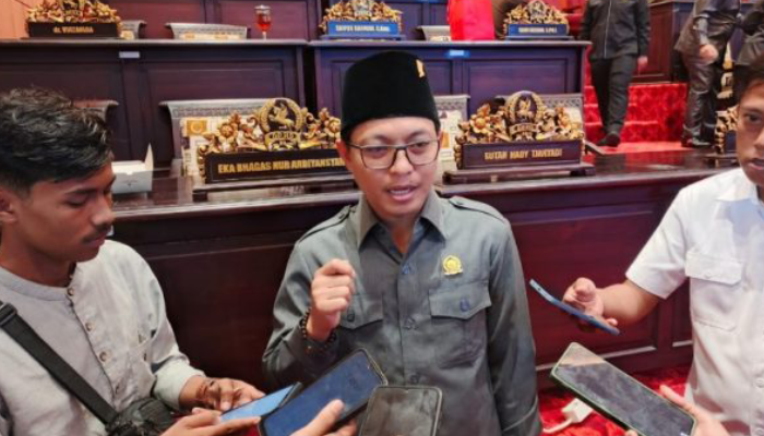 FOKUS: Ketua Bapemperda DPRD Sumenep, Hosnan saat diwawancara oleh awak media di ruang paripurna.