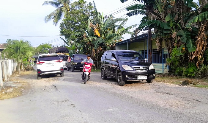 RAWAN KECELAKAAN: Pengendara berhati-hati saat melintas di ruas jalan Desa Cenlecen, Kecamatan Pakong, Sabtu (17/1). (M. KHOLIL RAMLI/JPRM)