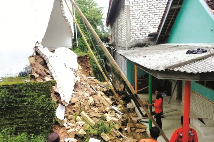 BENCANA ALAM: Tim BPBD Pamekasan melakukan kajian cepat dan asesmen dampak tanah longsor di Desa Sana Daja, Kecamatan Pasean, Sabtu (17/1). (BPBD PAMEKASAN UNTUK JPRM)