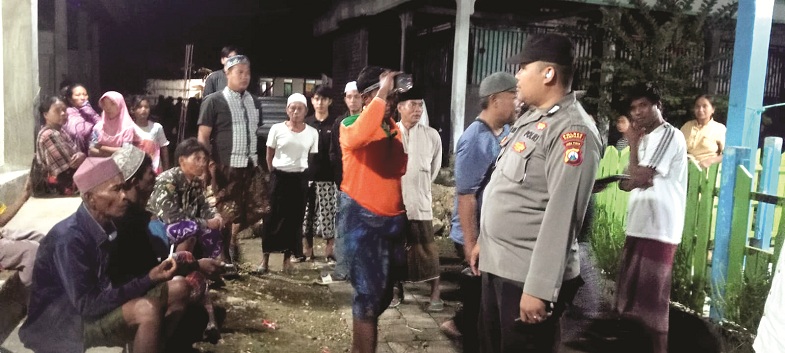 RAMAI: Anggota Polsek Omben saat mendatangi lokasi penggerebekan di Desa Gersempal, Kecamatan Omben, Sampang, Minggu (18/1). (HUMAS POLRES UNTUK JPRM)